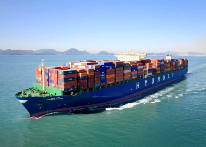 World’s-largest-containership-en-route-to-London